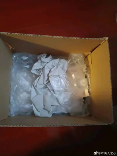 等不及通贩了，反正都是盲抽，迫不及待就上煤炉切了几单，顺便收了点古早产物，凑了六单挺轻的，就EMS闪速回国了
包装得都很好，樱花妹包装用的纸板比谷子本体都占地，纸板批发了属于是