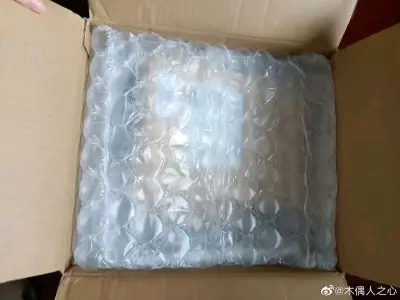 这波比较重，走ems太伤钱包了，于是第一次尝试了海运，时效方面没有经验很慌，因为看别人有的短至两个星期，也有的长至45天，担心被税被开箱什么的也比较怂，觉得还是夜长梦多吧，好在不出一个月便到国内了，过关也非常丝滑，让我悬着的心终于放了下来。
切了很多特典，都是些老物...