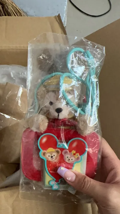 最近卡包有很多人喜欢 就买了一只达菲的卡包 很新 牌也都齐 初代的达菲着替买的很划算 达菲也是有衣服穿了