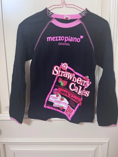 衣服收到了，很漂亮，面料很舒服，穿着很合身，同事说很适合我，还找我要链接呢，和描述的一样性价比很高。物流给力，店家服务态度非常好。