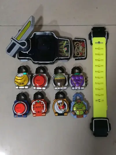 船运，但是速度很快，一个月不到就到手了。包装非常好，太爱了。最喜欢假面骑士，这里能买到我喜欢的玩具和商品，支持！