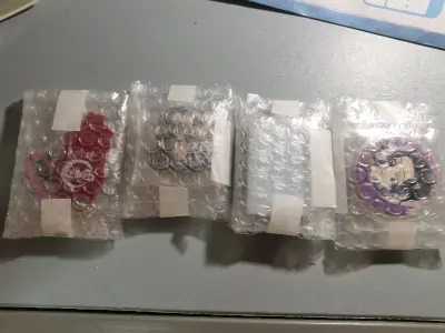 包裹封的十分完美整洁，而且每一个吧唧都塞了保护膜还有吧唧套，没有铁锈和伤!非常的美丽!!!我真的哭死了，网上说yhm包装不仔细，我还怕中奖，结果不是，真的开心死了！！！！如果有机会好想认识卖家!!一定是可爱的小姐姐!