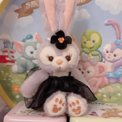 收到了好喜欢的暖心情人节雪莉玫！重点是价格特别美丽，小黑裙的星黛露也是特别喜欢的一款！黑紫色配色真的很特别！小铁盒也很可爱！