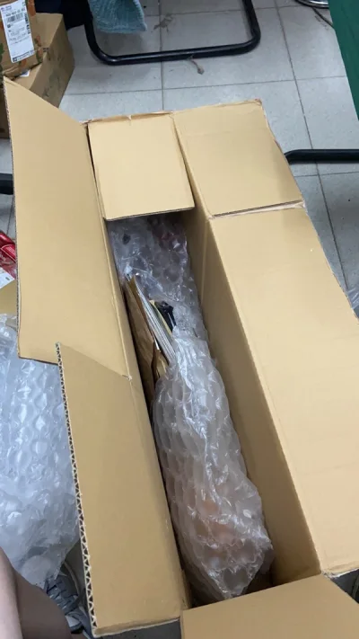 这次船运有点小波折 海关卡了四五天 不过还是顺利过了 买了两把长柄雨伞 盒子超长的 感谢挖煤姬真的包装的贼好 东西都没有损坏 包装费很值