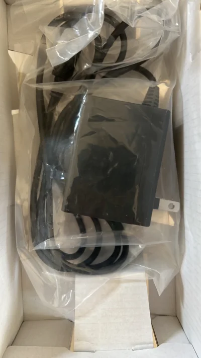 最近突然喜欢上lite黑色了，刚好有看到成色还行的lite黑色，卖家描述配件齐全，立马买了下来，一个月到手发现果然如此，可惜背面好像有划痕 其他功能都好