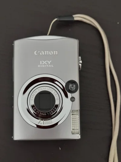 物流：海运
等了整整一月才到 两台奥林巴斯u300 一台ixus850 一台ixus950
ixus850是我买的第三台啦 出片冷清复古调的 奥林巴斯也买过五六台了 蓝盾真的很貌美！
集齐四台小银啦?