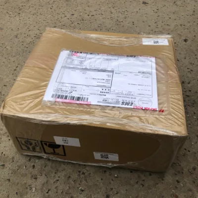 一小箱迷你的赛车模型，发货前都会预估下玩具的尺寸，大小搭配，不然全都是小的，箱子也会给用的非常小气。没有缓冲的余地，被快递员一丢，就会损坏。
这箱子搭配的就很好，配合挖煤姬的缓冲材料，安全到手。