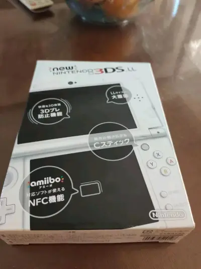 new3dsll珍珠白，这个颜色算是颜值巅峰，机子是雅虎日拍上淘的，卖家描述真实，成色不算特别好，不过价格还行。