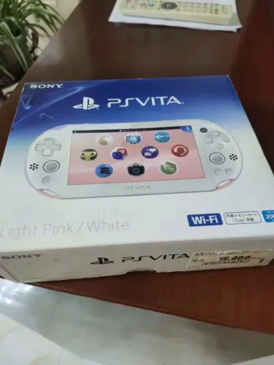 psvita-2000粉白拼色，非常可爱的一款颜色，机子雅虎日拍上淘的，卖家描述真实，成色还不错，满意！