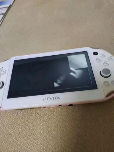 psvita-2000粉白拼色，机子是雅虎日拍上淘的，这台成色不算好，有些发黄，不过真的很便宜，没忍住低价的诱惑，哈哈哈哈