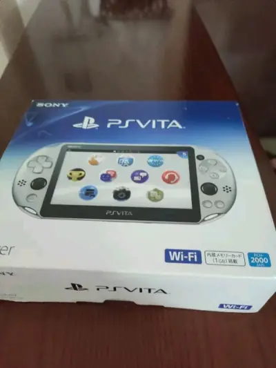 psvita-2000银色，这款颜色有金属质感，非常不错，机子是雅虎日拍上淘的，卖家描述真实，还送保护套，满意！