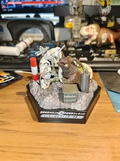 零散收的一个一直没收到的ex名鉴，一对一番赏天元突破的笔以及一番赏新奥特曼的两个怪兽头像吸铁石，东西ok，挺满意的。