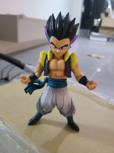 黑发的这款悟天克斯相比超赛哪款还是不错的，价钱也合适，确实也是实心腿，不是空心的，但整体的表现不如msp