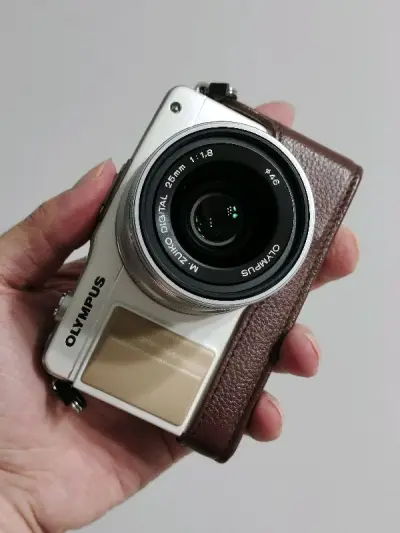 作为奥林巴斯最小微单的epm系列，第二代的改进很大，用上了em1同款1600万像素感光元件，拥有了出色的画质，很高兴能蹲到这台机器
