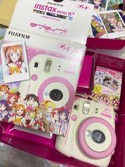 是谁美美拥有了ll的联名拍立得，是我??这次是11天到达，走的ems很快！包装一如既往好！严严实实的！还有一盒相纸，商品页面没有写的，好惊喜！会继续努力挖煤的??