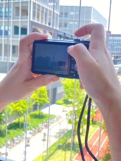 耗时十天终于到我的手上了，跟商品页面描述的一致，相机还挺新的没有什么大的划痕，拍出来有一种胶片日系感，挺喜欢的，总体都不错！！