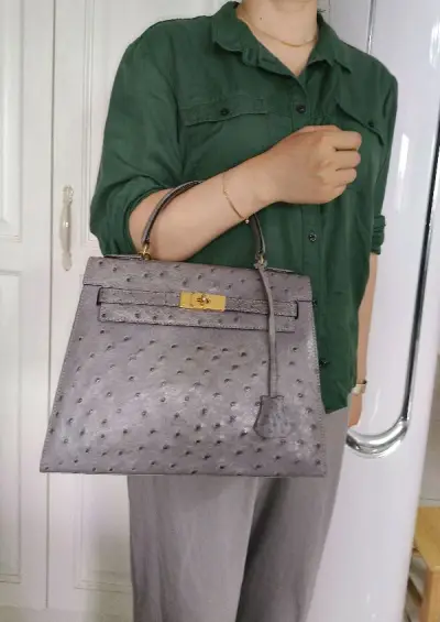 这次买了一些首饰和包包，最喜欢的一只是这个，灰颜色很大气，和什么都轻松搭配，很喜欢。而且没有什么大瑕疵。