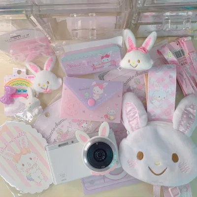 第二弹兔兔已经收到了 非常满意 收获满满一堆可可爱爱的小东西 看着就很开心 蹲到了点点嘴的mell T恤也很可 完全可以当裙子穿上 卫衣上的刺绣也很可爱 这次的物流也很快 