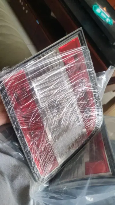 雅虎拍卖，ly3p内侧尾灯壳，成色非常好，首单购物成功，整体顺利，非常满意！从竞拍成功到海运到货花了20天时间（广东），还算快，期待后续能拍到更多更好的商品，谢谢！