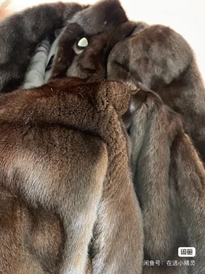 购买了一件毛皮大衣真的超级喜欢，这件尺码也很合适。毛毛很好整体质量都不错，真的很喜欢了。碰到合适的一定不要错过