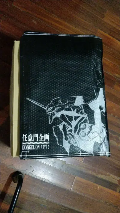 这次包装还是一如既往的安全可靠，物流速度也相当快，本来预计好几个月的海运，没想到一个月左右就到了，总之淘到了想要的东西，非常愉快。初号机包装袋挺帅的。