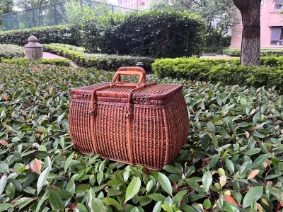 日本 中古 大藤箱 茶箱
这么老，它应该经历过很多，主人可能不止一个，看得出它被用过，卧于芳草地，听过欢笑声，也许还有别的，都不得而知。今天的我们再拎起它，只有感动。
在这些老物件的面前，我们会提醒自己：在岁月面前，很在乎，很爱，很生气，很恨，都会烟消云散。
有人把...