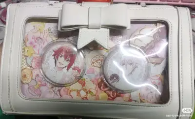 分享一点挖煤产物！最爱的甜甜圈吧唧！真的好好看！终于被我蹲到了好价！纺哥的拍立得也很貌美！不愧是樱花妹，pld都按沓出，还买到了超爱的贡多拉食玩卡！
感谢挖煤姬！真的很好用！可以全部无交流挖煤，对我这种社恐人士真的太友好了！不懂日语也能无障碍挖煤！合单速度也快了好多...