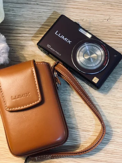 这次三台都好美啊！尤其这台lumix的 巧克力磨砂棕 超级有质感的！绝美啊！充了电后也开机成功！开盲盒成功！哈哈哈~但是这台卡西欧镜头错误，卖家详情有写，怪我没看清楚就拍了……只能拿去修了~不过还是很开心！海运这次16天收到，无税通关！运气超好！不知道是不是浙江海关...