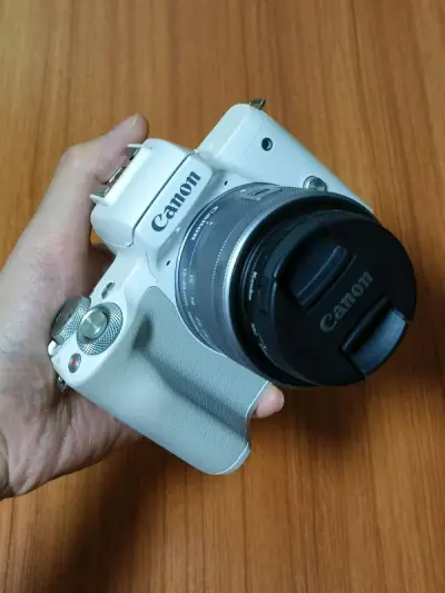 网红微单相机佳能eos m50，在日本叫kiss m，其实就是一台相机，不过只有日文和英文，这个没关系，会用相机的都能懂。国内价格被炒到飞起，还是日淘来的实在，价格合适，还附赠了两枚镜头。成色过得去，功能没有任何问题，送给妹妹旅行用，拍照直出都不用后期调色了，非常开...