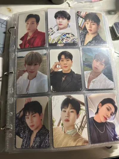 客服服务态度很好，物流快递的速度很快，樱花妹的东西也很好，包装的很精美没有划伤小卡，真的很喜欢这个包装和物流！