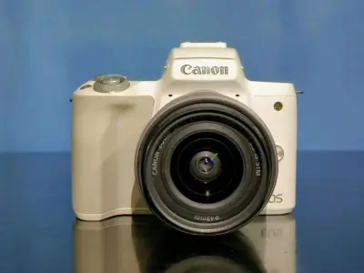 第一次使用挖煤姬海淘相机，因为国内二手相机的价格太贵了，看了好久选择了这款佳能的m50一代。下单到手花了差不多一个月，过海关给税了小一百，总算拿到了。到手检查过没有问题，成色挺新的，安全下车，准备暑假带出去旅游啦！