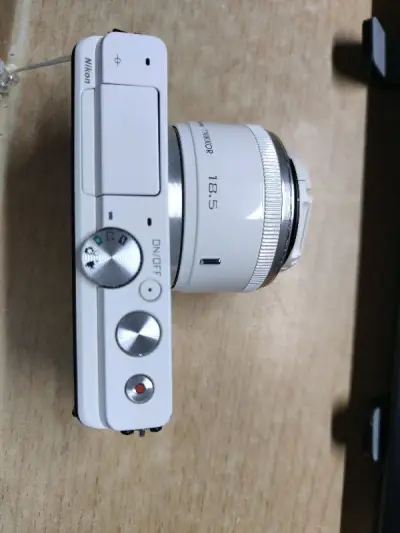 成色很新，配的是一个10-30mm的镜头，买的挺值得，就是那个镜头有灰，拍照画面挺暗的，但不影响出片，总体来说，还算可以