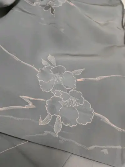 填写数量和面单价格都比较有经验了，宝贝也非常好看，就是卖家的图有点色差，不过实物颜色更好看?拍卖太容易上头了，一不小心价格就加上去了，不过比在国内还是便宜非常多。