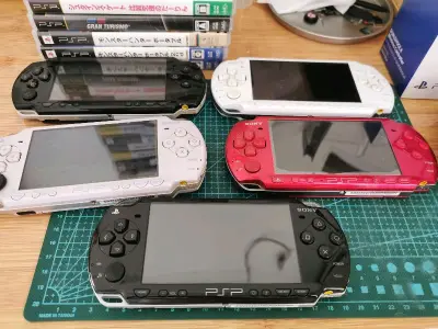 #挖煤姬#挖煤姬的PSP合集到了。虽然拍的时候已经做好了心理准备，但是到手还是有点落差。这几台机器喜忧参半，有的几乎全新有的几乎全是划痕，让人惆怅。好在挖煤姬的包装还是那么的全面，每个都包裹了泡泡纸，外面再垫上了充气垫，一路上没有任何的磕碰或者划伤，十分好评，安...