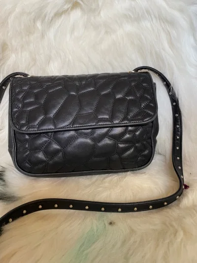 这次又是顺利抵达手里！买到喜欢的包真的好开心！

还有包装人员太负责了，每次都放防震包给保护的完好无损到我手里啦！

还会继续用挖煤姬！