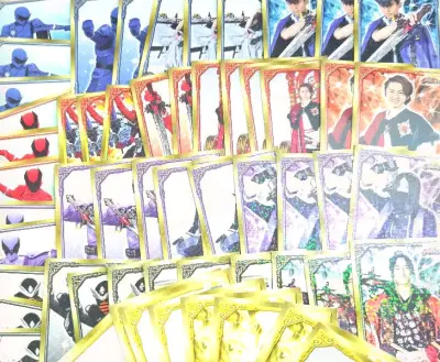 这次买的是今年新战队君王者的周边，贴纸是骏河屋预约，抱盒了盲抽?娃娃很可爱，包装什么的也很安全。果然挖煤姬令人安心。