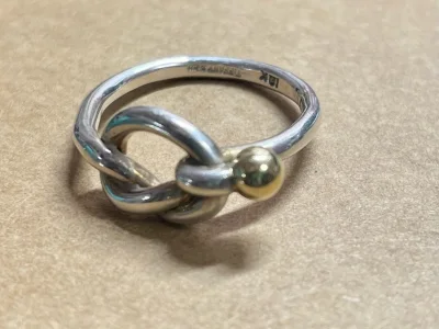 这次买了三只小戒指，最满意的还是西太后的爱心戒指，不管怎么说，还是中古的最好看！红色的爱心非常贵气，并且让人感觉很漂亮，至于香奈儿的戒指成色一般吧，有点变形，还有Tiffany的戒指挺有气质的，头上的一个金色圆球很可爱。