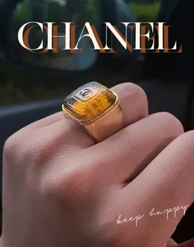 我眼馋香奶奶这个方糖琉璃戒指太久啦！我就喜欢有点夸张但是相对来说比较低调又有贵气的戒指，让人眼前一亮，手一伸就很吸睛！Chanel的戒指这么通透，像是冰封的一汪金玉琼浆一般，不得不夸一句！香奶奶的想法真是创新啊！