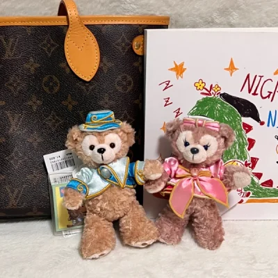 没有一个女孩子钱包能完美避开迪士尼！本期开箱最惊艳的是两个托特包，一个是2022年的夏日托特包，另一个是2022年的冬日托特包，都是去年的款式，感觉容量特别大，做工也特别细致！