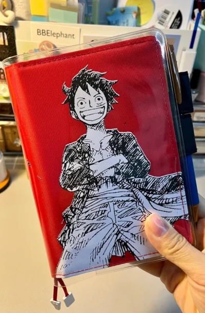 又是一箱海淘到货啦 拿到手后发现箱子都四角尖尖 包装的也特别好 里面还给我放了减震气泡 这次也是买了好多海贼王的谷子 开箱好快乐啊哈哈哈 (⃔ *`꒳´ * )⃕↝ 终于买到梦寐以求的海贼王hobo书衣了 拿到手后真的很激动 很难不爱 小细节做得特别好 质感真的很绝...