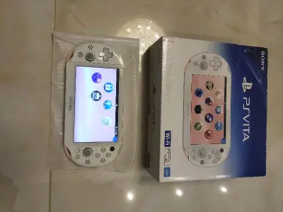 psvita-2000粉白拼色，真的很不错的颜色，机子是雅虎日拍上淘的，卖家描述真实，ems大概7天到手，还不错。