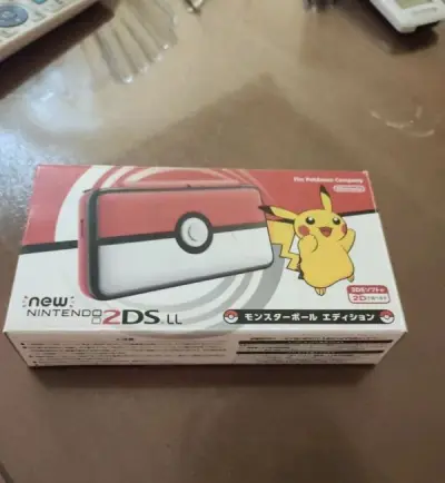 new2dsll宝可梦精灵球限定，超级可爱的一款限定，面盖上的精灵球按钮还可以按，机子成色很不错，超级满意！