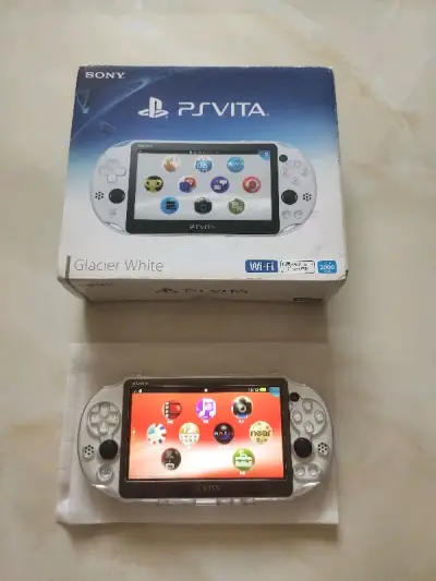 psvita-2000冰川白配色，机子是雅虎日拍上淘的，整体成色还不错，不过这次一口价买的不算捡漏，还算满意吧。