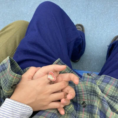 这次买了一条很复古的工装裤，，颜色是我特别喜欢的墨水蓝颜色。饱和度比较高。物流很迅速，没几天就收到了 很满意！