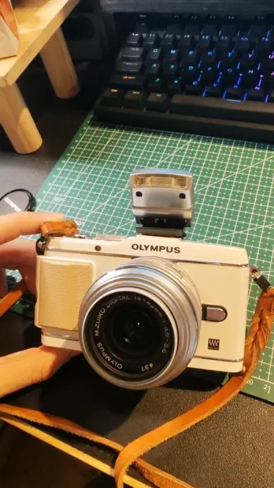 这次买的是奥林巴斯ep3白色，搭配14-42镜头
不到两星期都到了，卖家还送了一根挂绳，总体很满意.