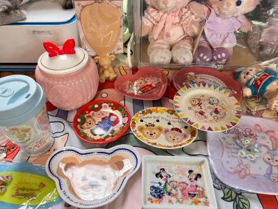 本期比较多都是迪士尼的周边一些绝版的盘子碟子和小餐具！其实让我比较惊艳的是那个米妮的糖果罐，上面有一个浮雕状的米妮！虽然材质是塑料的但是真的超好看！！！很适合当装饰品！
还有一个2017年的溜冰露露餐垫几乎是绝版我暂时没看到别人发布过！