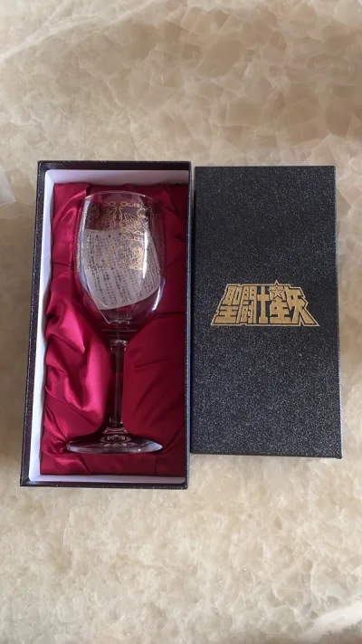 这回海运发的东西里有酒有酒杯，很担心会碎，但是收到后觉得自己完全多虑了，包装非常认真仔细，每一瓶酒外面都有大泡泡，安全抵达～酒瓶外面的包装盒也基本无损，比国内快递收到的都完美！赞赞赞！这是第一次日本直买圣斗士威士忌，比国内代购便宜不是一点半点，这一次运输我彻底放心了...