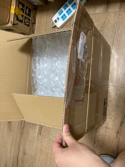 这是依然是走海运，实效不错，基本上不到30天就到祖国。运气不错，没有大的运损，只有一台红牛前翼脱胶。让人火大的是hg收税越来越多了，搞不懂是按什么比例算的。