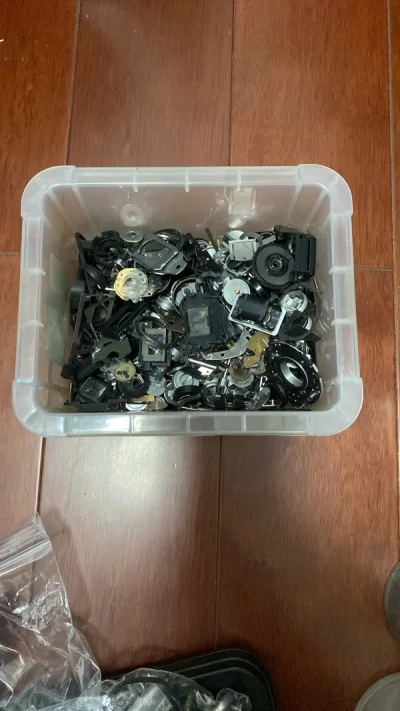 纯属砰砰运气，看看有什么零配件可用，数量很多很重，邮费贵还有税，熟悉熟悉，是否有用的零件可回收，期待一下