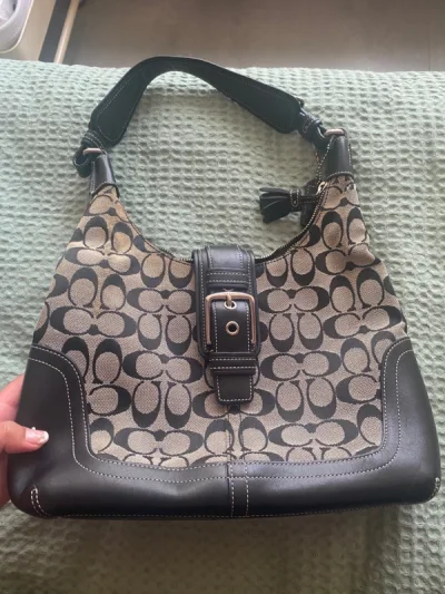 这一小箱有一点出师不利，黑灰老花Jackie 的成色差了一点点，不过灰白还是绝美的！淘中古包你可以永远相信挖煤姬！